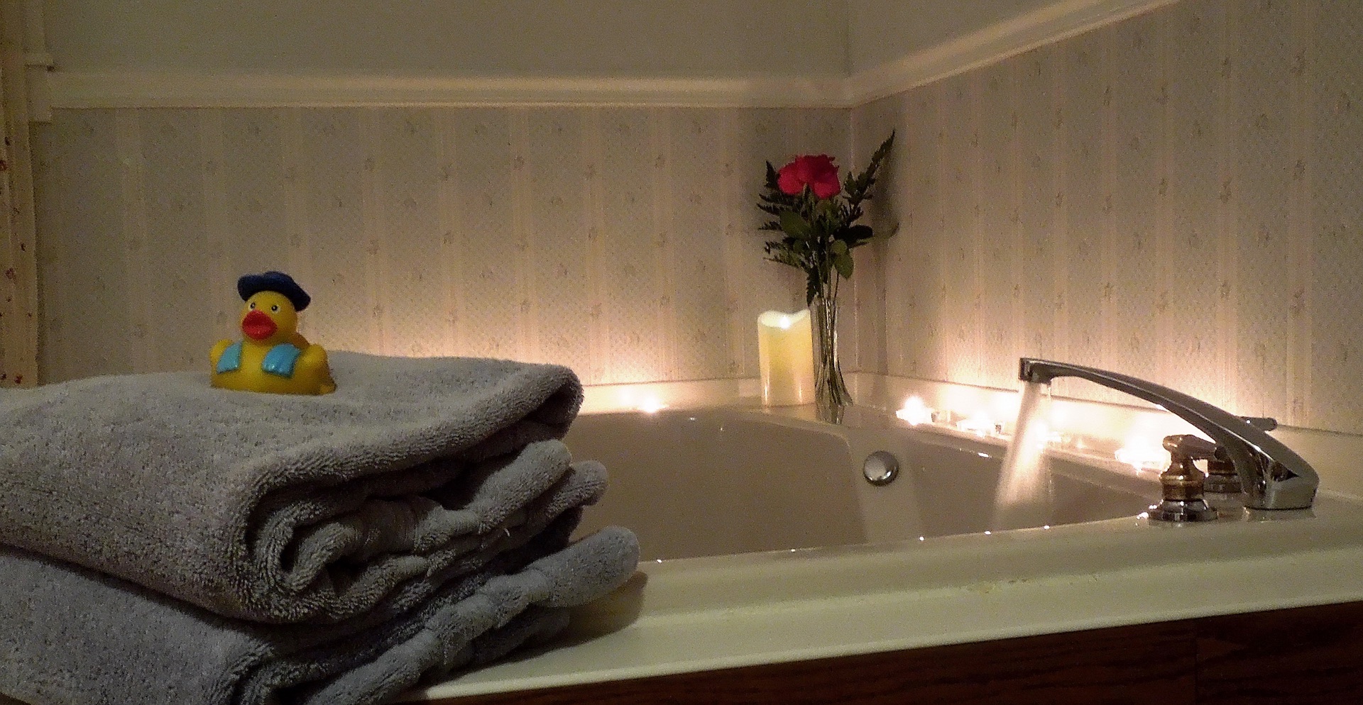 Candlelite Inn Romantic Retreat Suite Jacuzzi for two