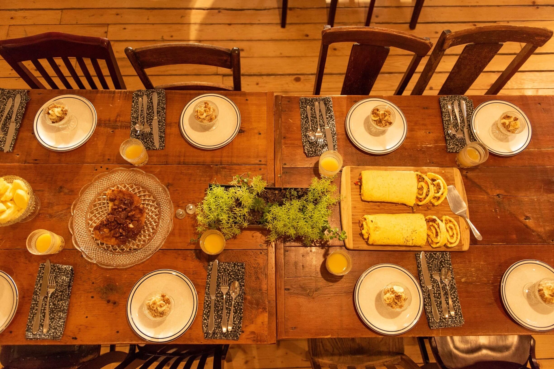 Dining table at Goldberry Woods set for breakfast