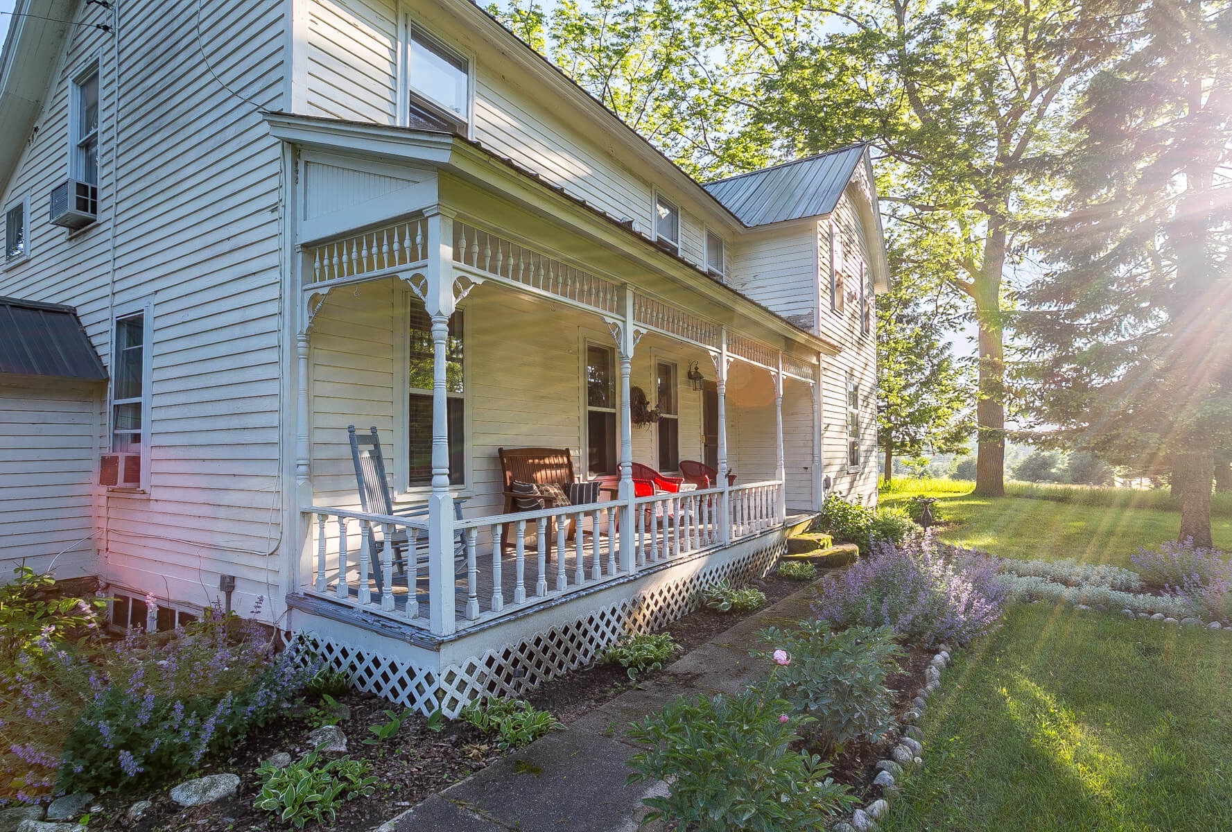 Morning sun shines on Cottonwood Inn