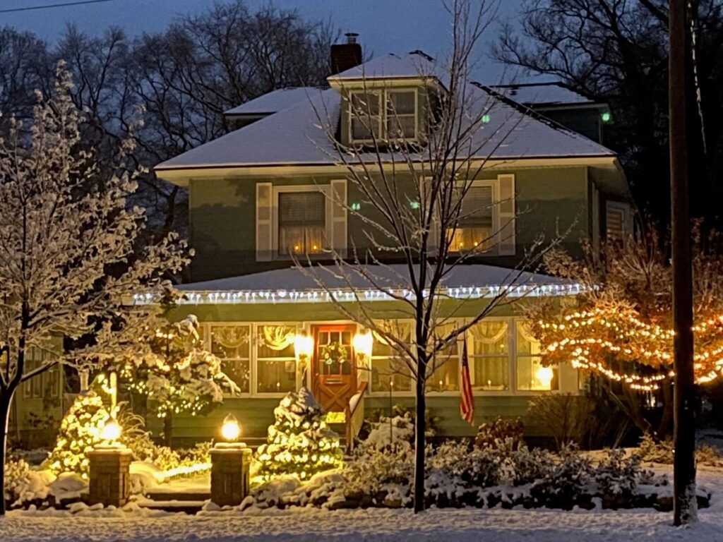 Four Square building with holiday lights at the Candlelite Inn