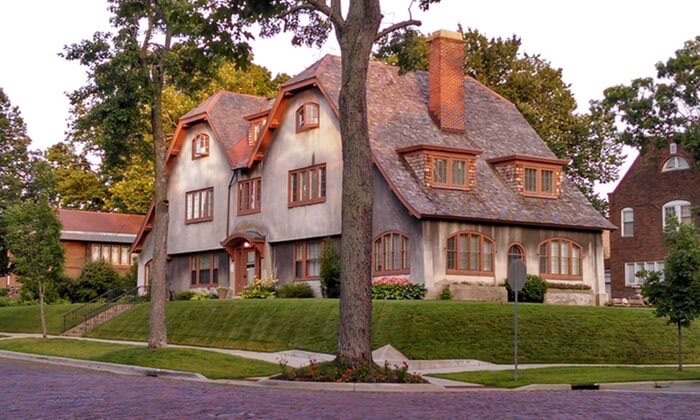 Exterior of Leonard at Logan B&B