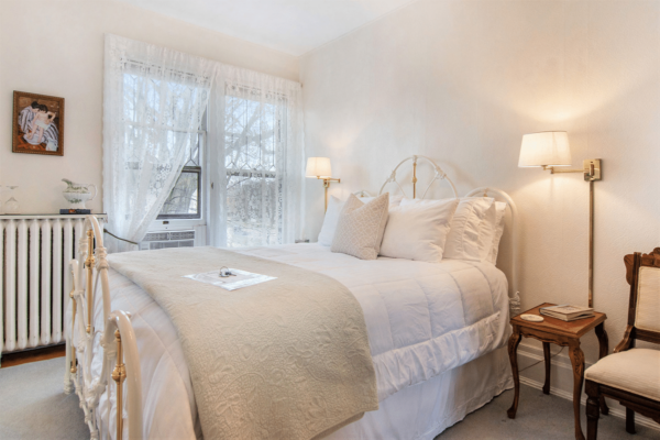 Bedroom at the Lamplighter with cream comforter