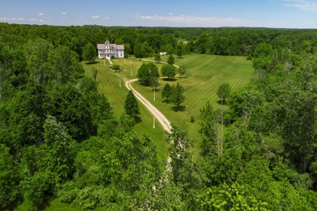 Trophy-Estate-on-wooded-acreage