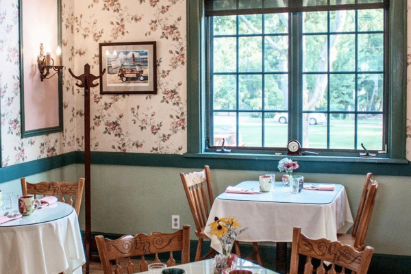 Dining room with white tablecloth at Victoria Resorts
