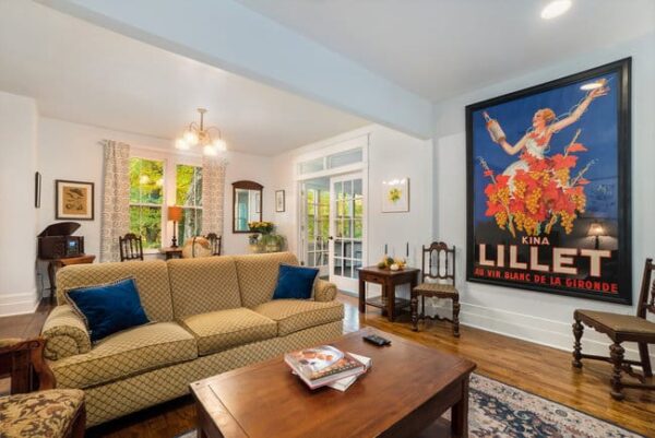 Upbeat living room at the Vintage Inn with a large subway vintage poster