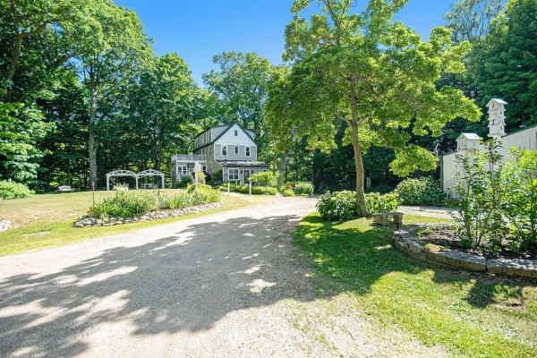 Entrance to the Vintage Inn in the summer