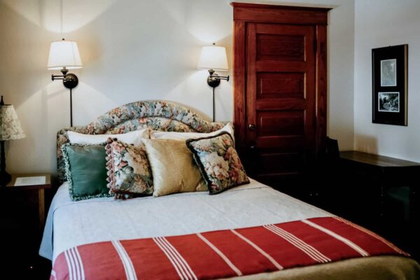 Washington-Street-Inn-Grand-Haven-gertrude.bed_-a