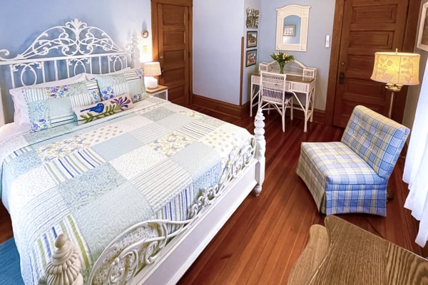 WashingtonStreet-Inn-Grand-Haven-Mi-mary room angle-a