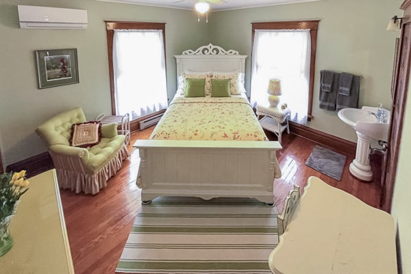 WashingtonStreet-Inn-Grand-Haven-Mi-sophia bed 10-a