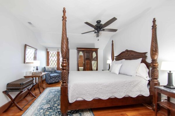 Four poster bed at the Canfield House in Onekema