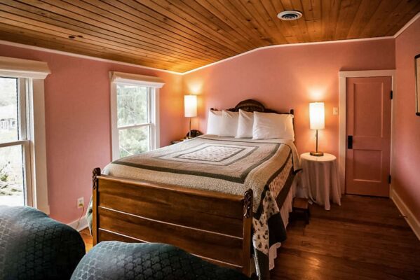 GardenGrove_UnionPierMichigan_BedandBreakfast-rose-room-queen-bed-A