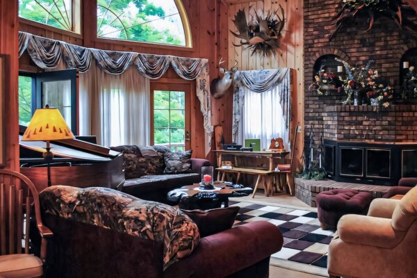 Hortons-Creek-Inn-BnB-Charlevoix-Common-Area-0001-1