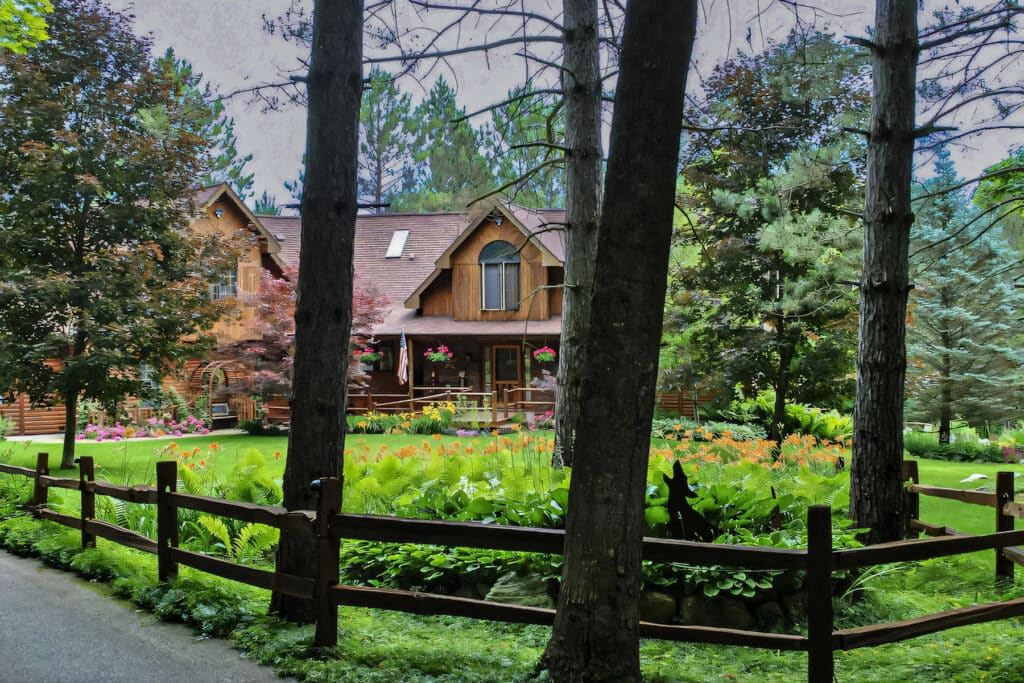 Log cabin with beautiful gardens at Horton Creek B&B