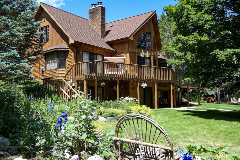 Horton Creek Inn Bed and Breakfast in Charlevoix Northwest Michigan, beautiful Log cabin buidling with 7 rooms in the summer