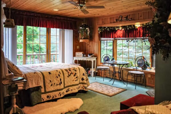 Hortons-Creek-Inn-BnB-Charlevoix-Guest-Room-0001-1
