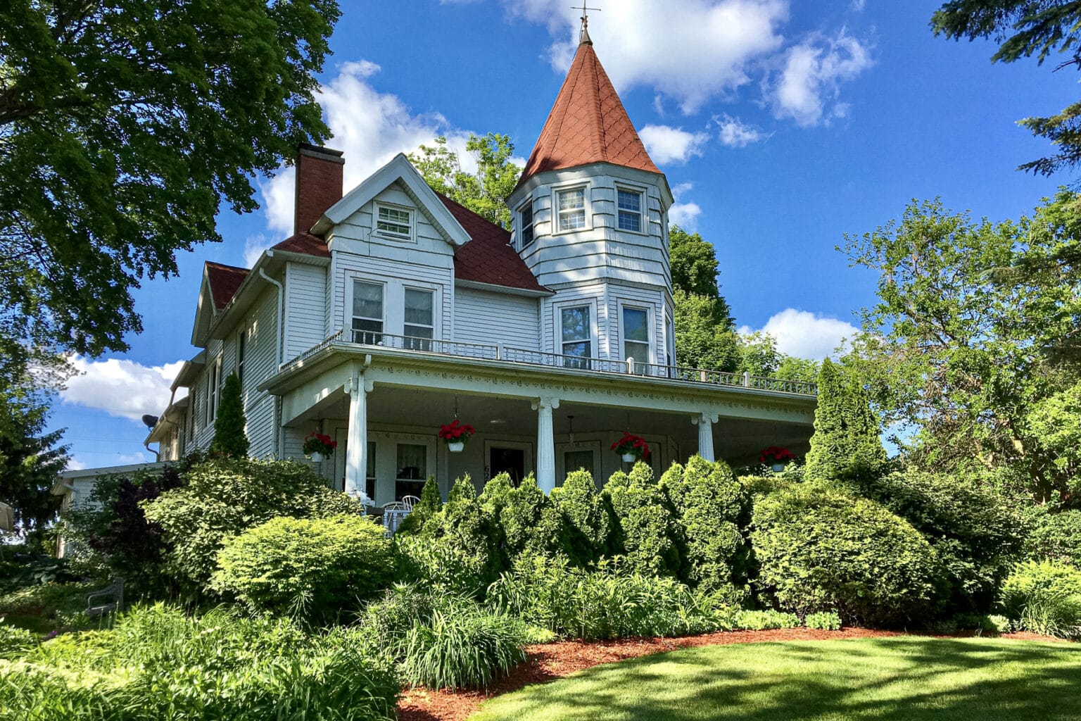 Kingsley Inn in Fennville Michigan near South Haven front view with beautiful blue skies