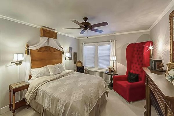 KnobHill-Bed-Breakfast-Flint-Guest-Room-0001-A (2)
