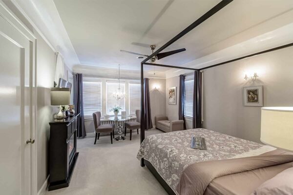 KnobHill-Bed-Breakfast-Flint-Guest-Room-0005-A