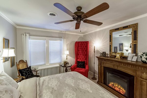KnobHill-Bed-Breakfast-Flint-Guest-Room-0006-A
