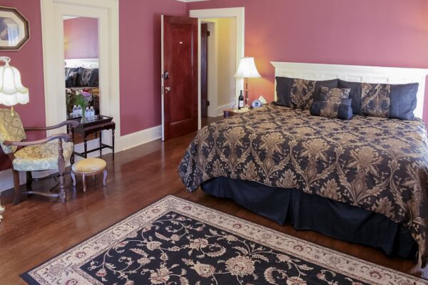 Leonard-at-Logan-Grand-Rapids-guest-room-01-a-b