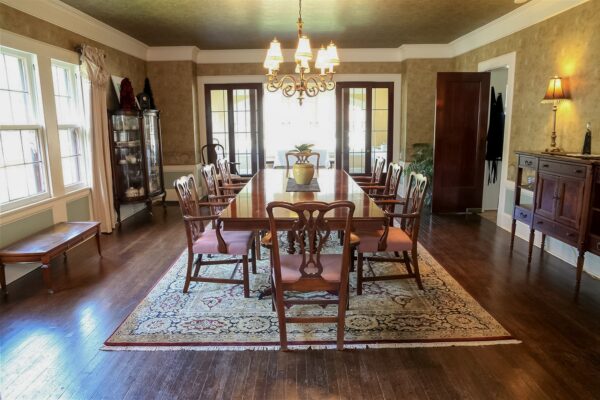 Leonard-at-Logan-Grand-Rapids-guest-room-05-Enhanced-SR-a-b