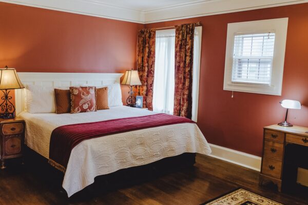 Leonard-at-Logan-Grand-RapidsLady-Ann-GuestRoom-1019-b