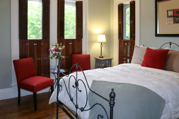 Lewis-House-Whitehall-guest-sunny-room-a