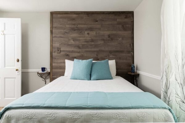 LookingGlass-Beachfront-Inn-Grand-Haven-Guest-Room-5871-a