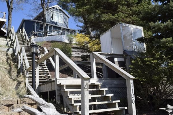 LookingGlass-Beachfront-Inn-Grand-Haven-view-from-the-street-a