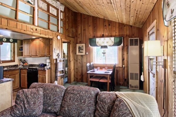 glen-arbor-bed-and-breakfast-Deans-cottage-0001