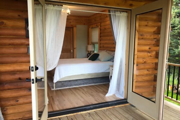 NahmaPinesCabin-RapidRiver-whitepine-Room-0001