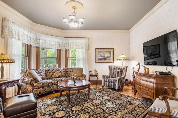 Inn-Of-Saugatuck-Mi-downstairs-living-room